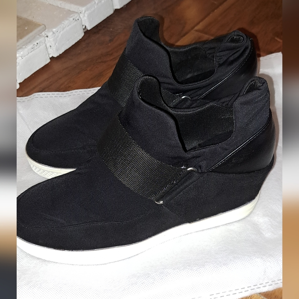 Nicole Miller New York Black Wedge Sneakers. Size 7 1/2